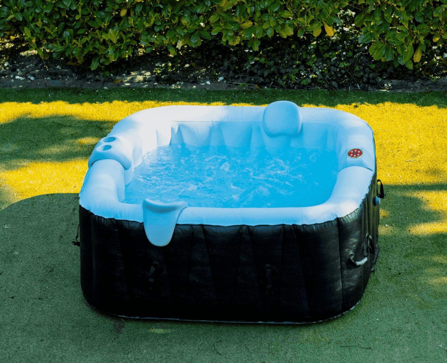 Spa gonflable 4 places carré - Ospazia - Pack incluant 2 reposes têtes + 1 porte gobelet + 4 filtres