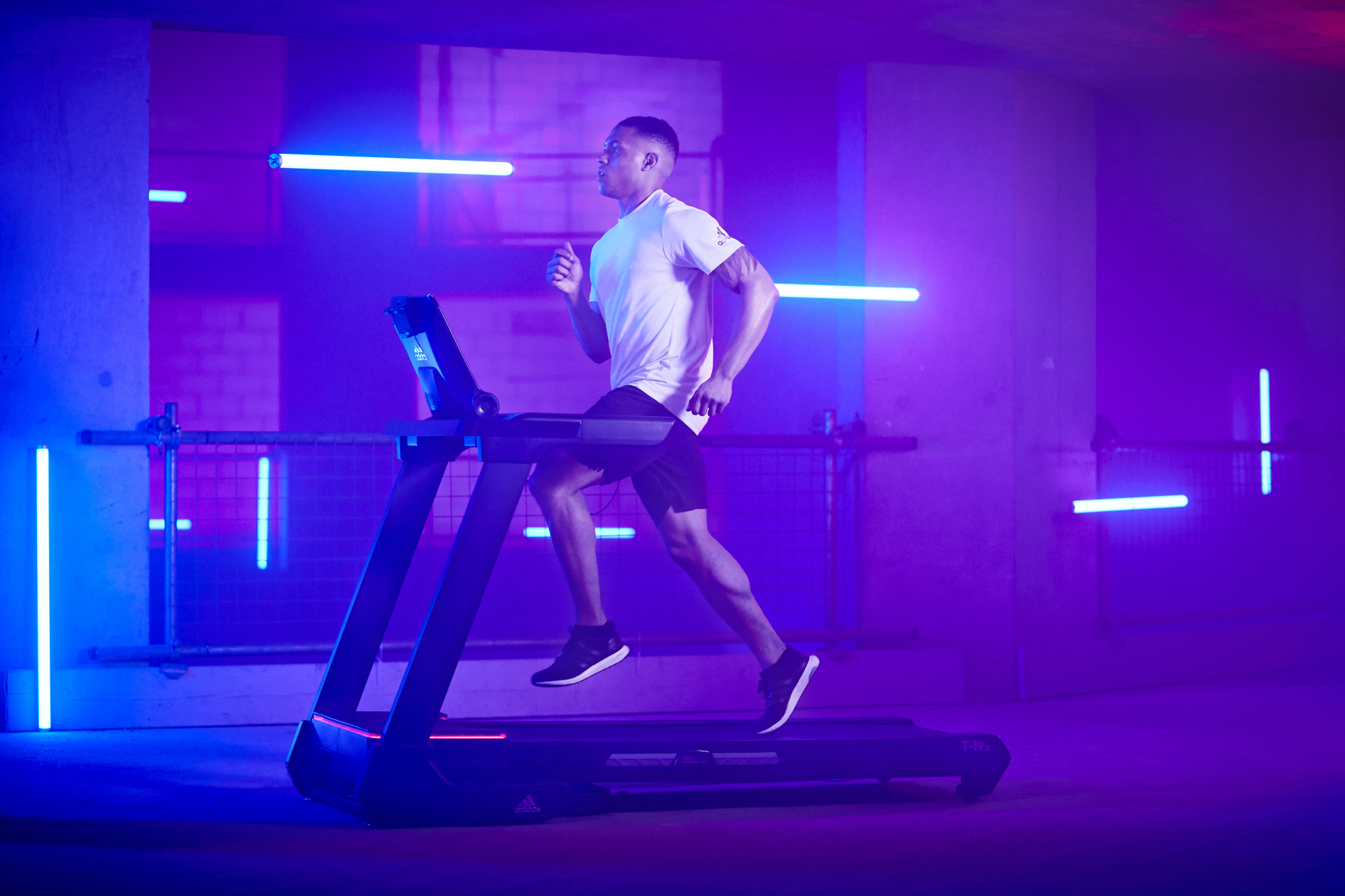 Adidas Gemotoriseerde loopband - - Thuis/Appartement - Model T-19x - Touchscreen met verbinding - Snelheid 1 tot 20 km/u